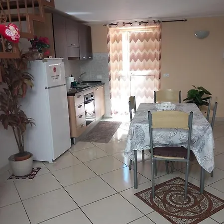 Billy House Acireale